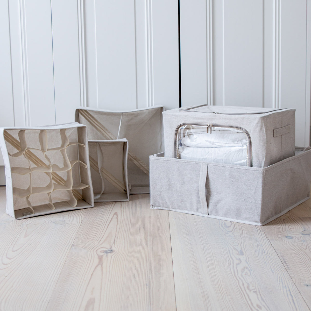 Opbevaringspose i stof – dobbeltåbning – beige – brugt til organisering i garderobe