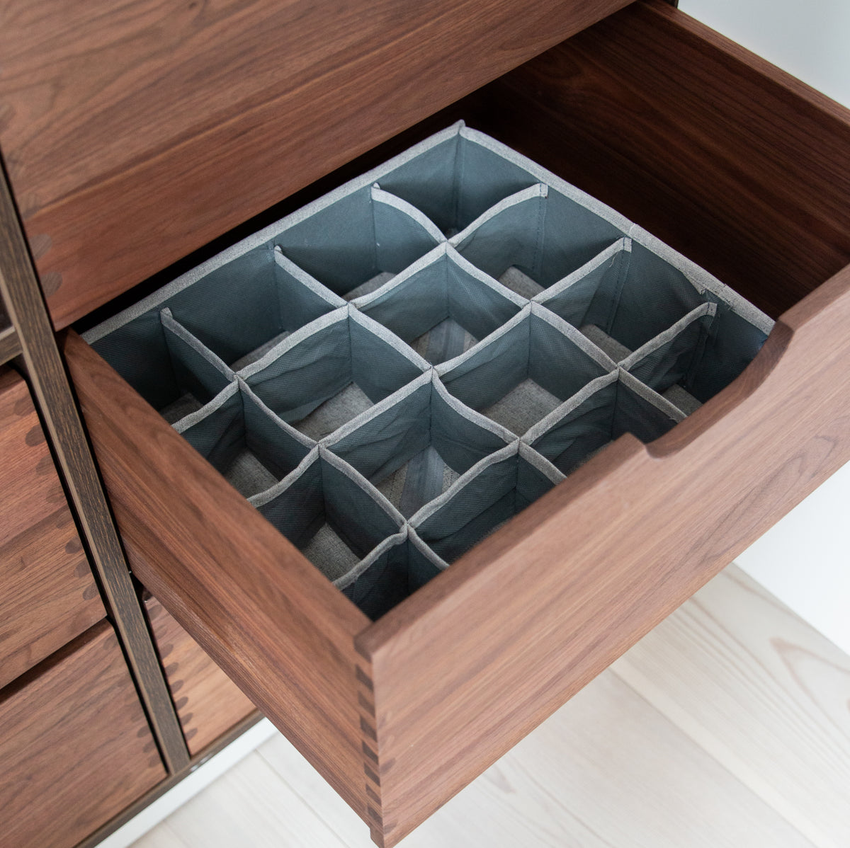Skuffeopbevaring med inddeler – lysegrå – brugt til organisering i garderobe