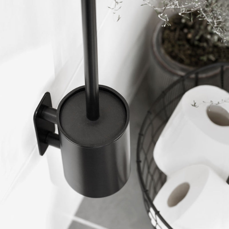 Reservebørstehoved vist sammen med væghængt toiletbørste i mat sort