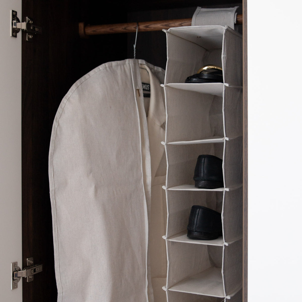 Hængende opbevaring bred – beige – hængt i garderobe