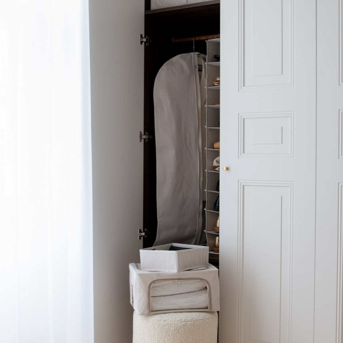 Opbevaringspose i stof – dobbeltåbning – beige – brugt til organisering i garderobe