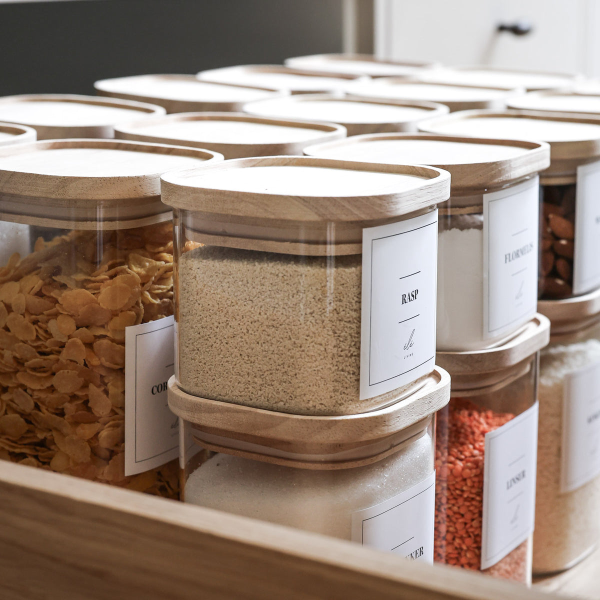 Køkken Kit med mærkede opbevaringsglas organiseret i køkkenskuffe
