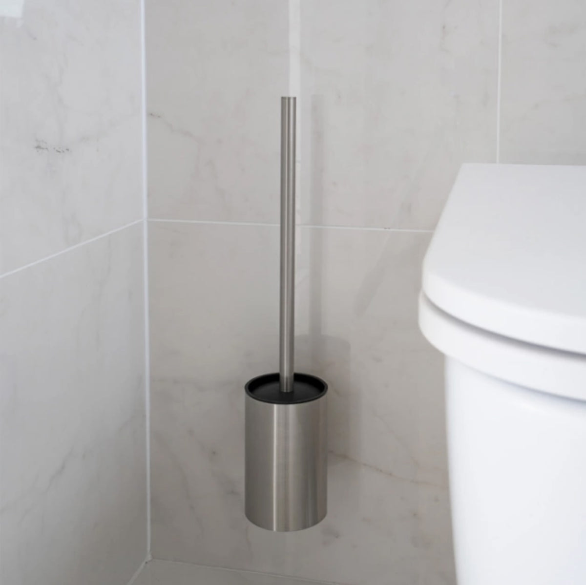 Toiletbørste – Børstet rustfrit look – monteret på badeværelse