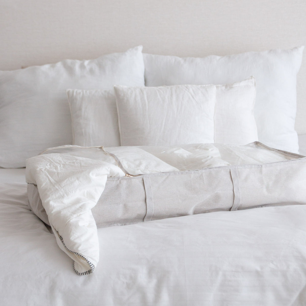 Opbevaringstaske under sengen – beige – placeret under seng til skjult opbevaring