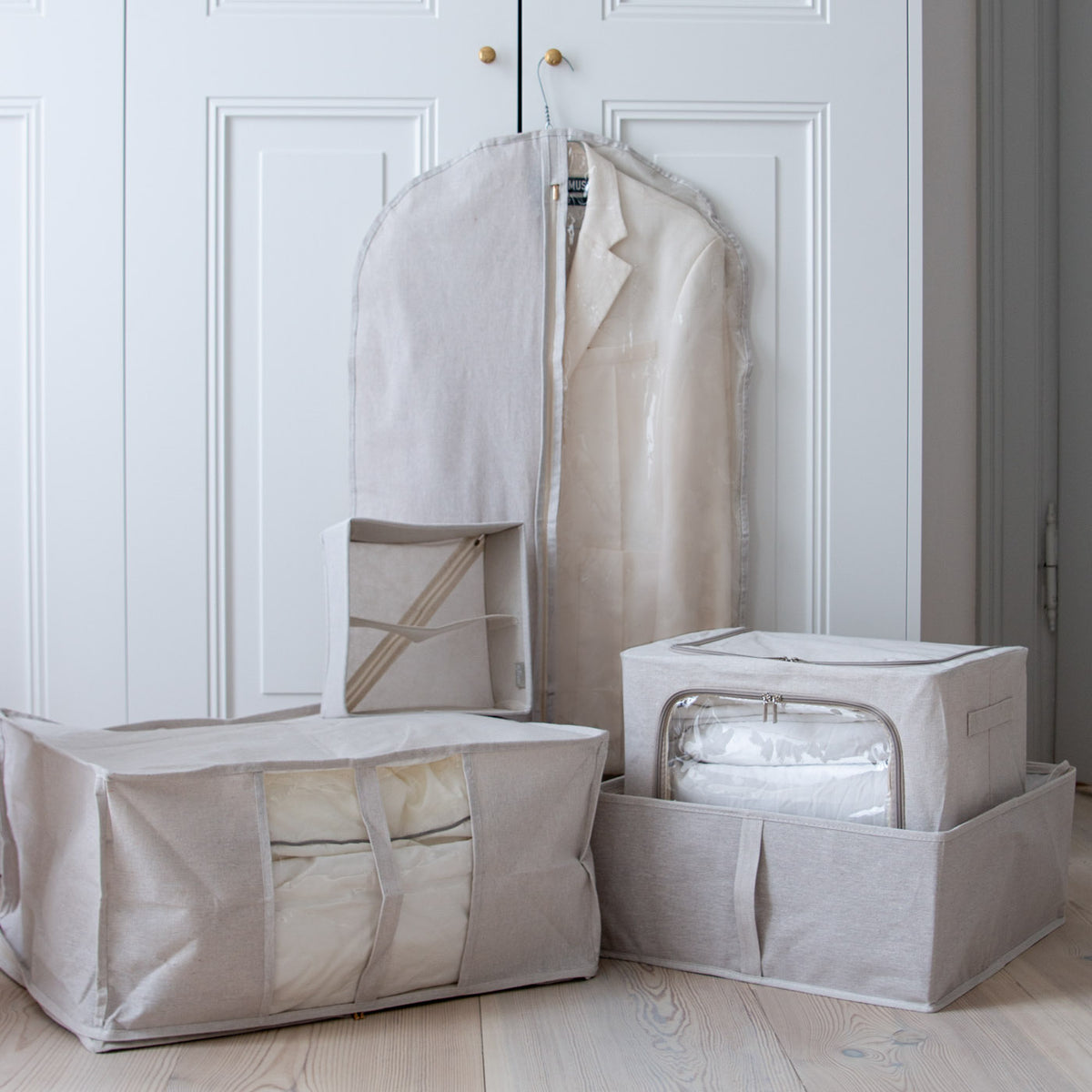 Opbevaringspose i stof – dobbeltåbning – beige – brugt til organisering i garderobe
