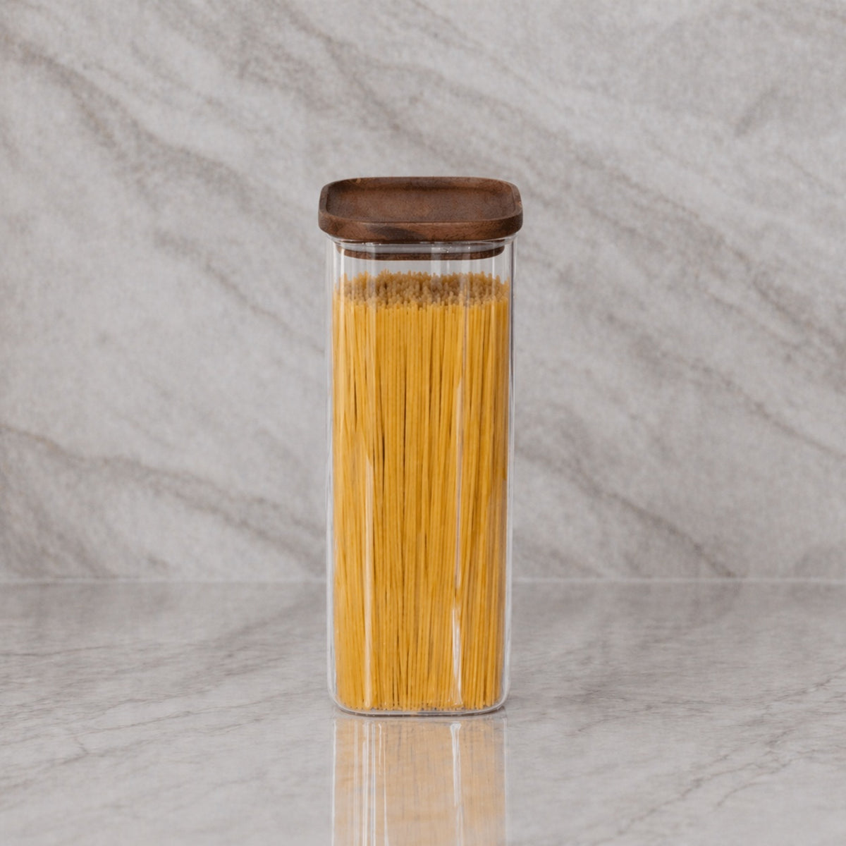Opbevaringsglas med akacie trælåg firkantet 2000 ml fyldt med spaghetti